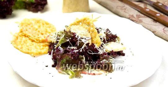 Лёгкий салат с яблоком и сырными сеточками