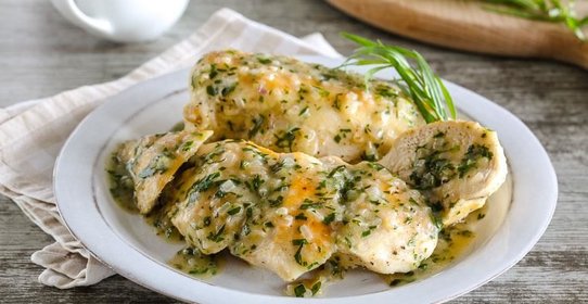 Жареные куриные грудки с лимонно-эстрагоновым соусом