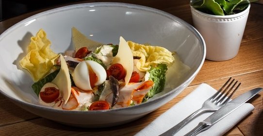 Утренний «Цезарь» с яйцом