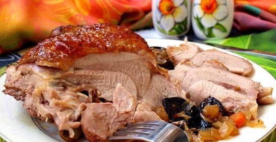 Запечённое бедро индейки с черносливом