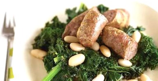 Колбаски с капустой и фасолью