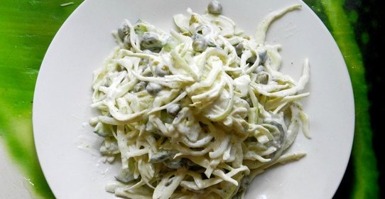 Капустный салат с зеленым горошком