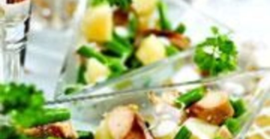 Теплый салат с копченой макрелью под соусом с хреном