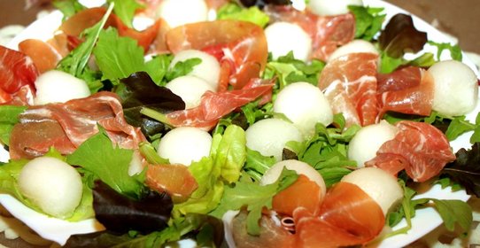Салат с дыней и прошутто
