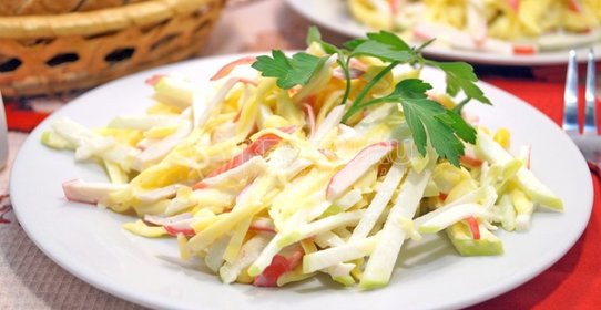 Салат с крабовыми палочками и сыром