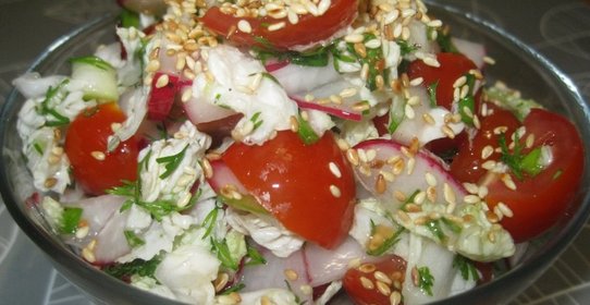 Овощной салат с редисом и семенами кунжута