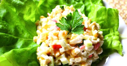 Салат с крабовыми палочками и яйцом