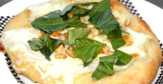 Пицца с сыром Моцарелла и кедровыми орешками