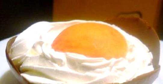 Шоколадное яйцо с персиковой начинкой