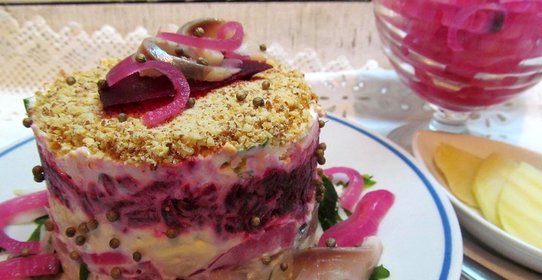 Салат с сельдью и арахисом