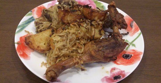 Утка, запеченная с квашеной капустой и картофелем