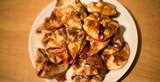 Конвертики с вишней, корицей и апельсинами