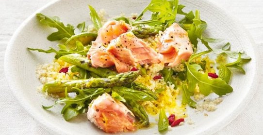 Семга со стручковой фасолью и ягодами годжи