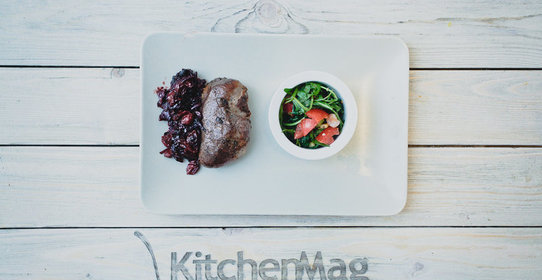 Утиная грудка со сладкой заправкой из вишни