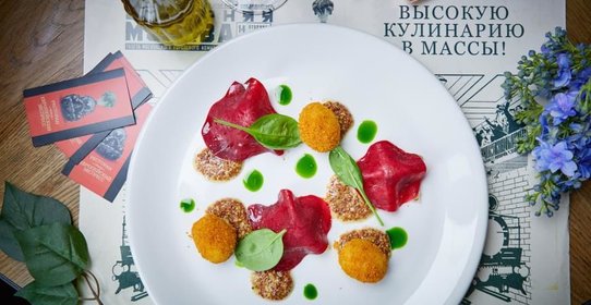 Печёный пастернак в свекле с картофелем молодым и петрушкой