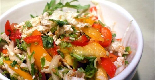 Салат из помидоров, рукколы и пекинской капусты