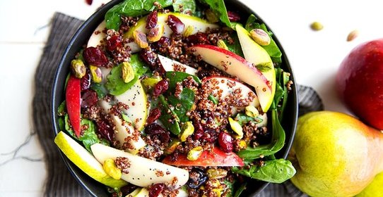 Салат с киноа, яблоком и фисташками