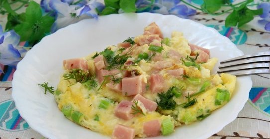 Омлет с ветчиной и зеленым луком