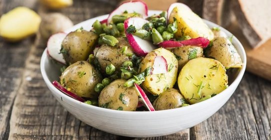 Картофельный салат с редисом и горошком