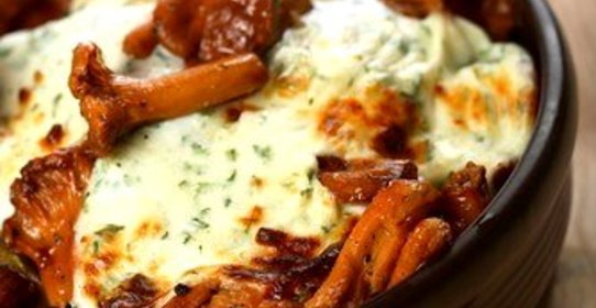 Горячая грибная закуска в винном соусе под сыром