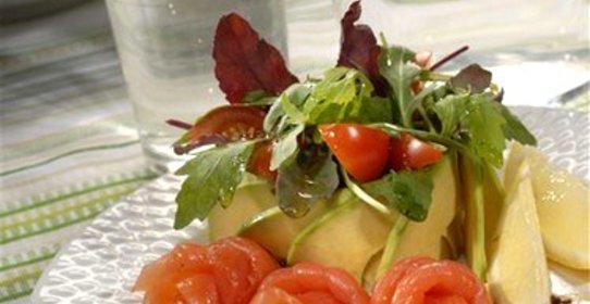 Салат из рукколы, мангольда и семги