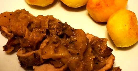 Свиная вырезка с яблоками