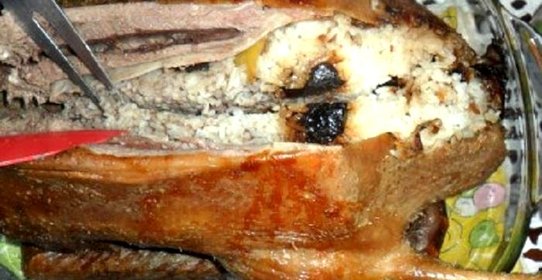 Гусь фаршированный черносливом и рисом