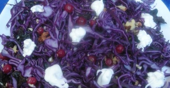 Салат из краснокочанной капусты с клюквой