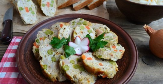 Колбаса домашняя с морковью и горошком