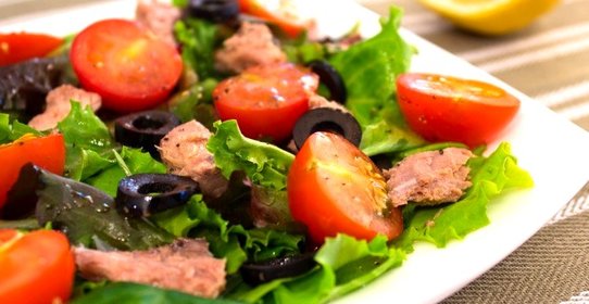 Салат с помидорами и тунцом