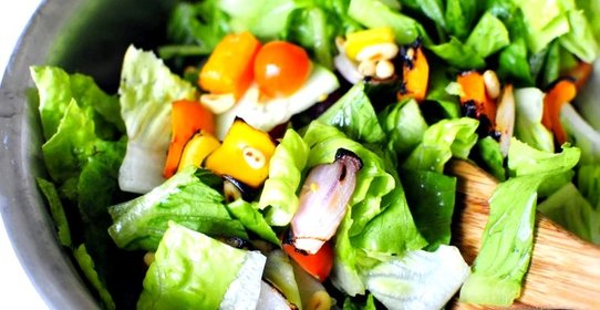 Садовый салат с арахисом