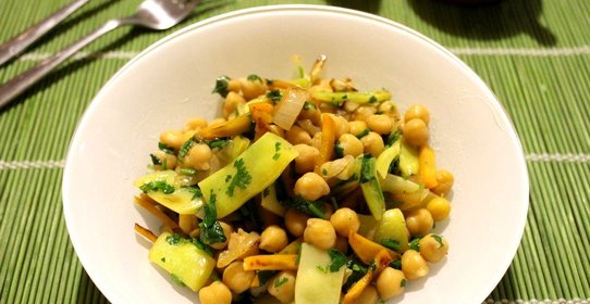 Теплый салат с нутом