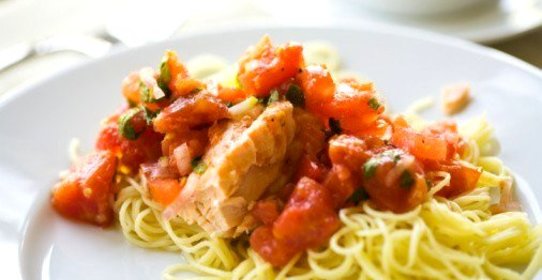 Салат из лосося и лапши с овощами