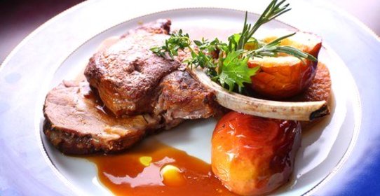 Тушеный окорок с сидром и яблоками