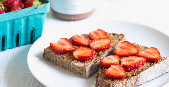 Тост с клубникой и арахисовой пастой