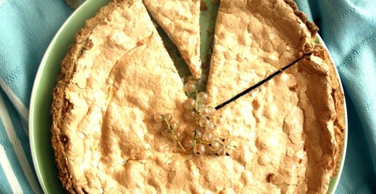 Пирог из ревеня с тонкой безе-прослойкой