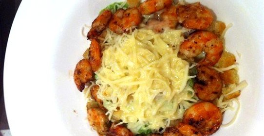 Салат «Цезарь» с жареными креветками