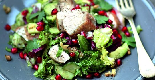 Салат из цесарки с авокадо и зернами граната