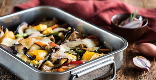 Запеченные баклажаны с овощами и моцареллой