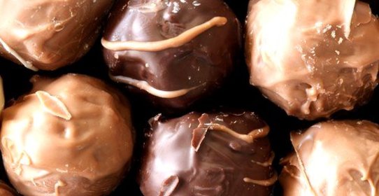 Арахисовые шарики с воздушным рисом в шоколаде и ирисках