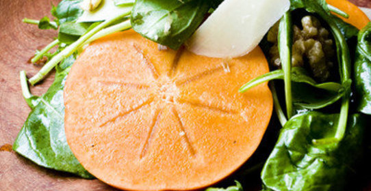 Салат из шпината и хурмы