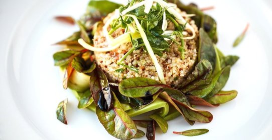 Салат из киноа с авокадо, мангольдом и сельдереем