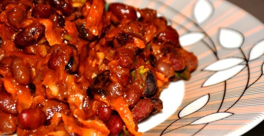 Фасоль, тушенная с овощами в томате