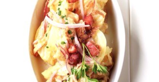 Теплый картофельный салат с беконом и горчичным соусом по‑немецки