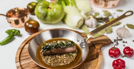 Жаркое из ягненка с вакаме и соусом из белых грибов