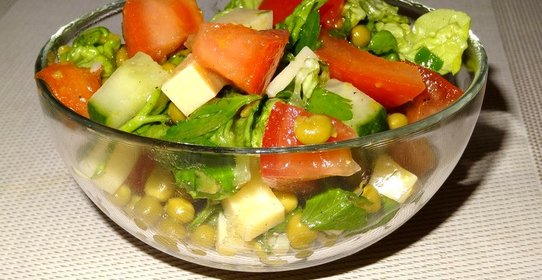 Овощной салат с зеленым горошком и сыром