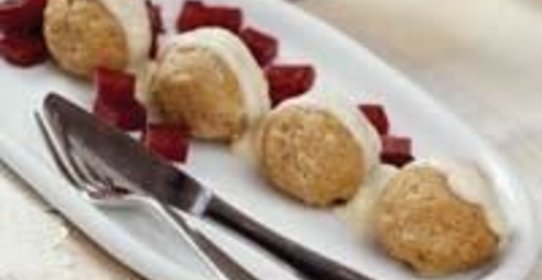 Шарики из рыбного фарша со свеклой и хреном