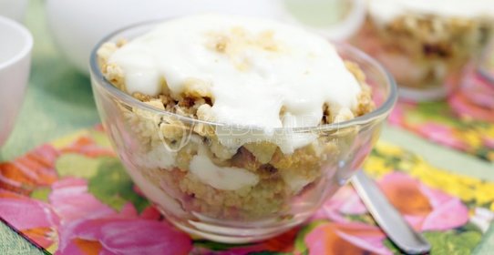 Десерт из печенья со сливками