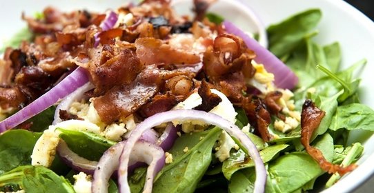 Салат со шпинатом и беконом