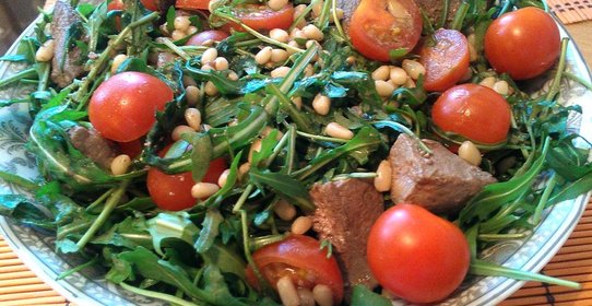 Салат «Израильский» с говяжьей печенью и рукколой